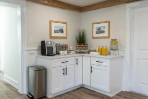 Dapur atau dapur kecil di Pinewood 102 Inn At Old Beach