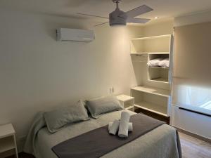 1 dormitorio con 1 cama y ventilador de techo en Viví Potrerillos en Potrerillos