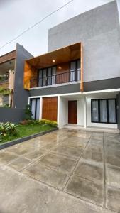 Una casa con un gran camino de entrada al frente. en i Two Panorama Villas, en Batu 15 fotos más