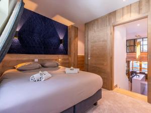 a bedroom with a large bed with two animals on it at Appartement Avoriaz, 4 pièces, 10 personnes - FR-1-314-122 in Avoriaz