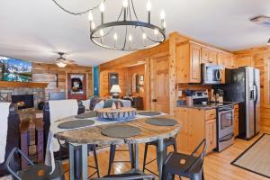 cocina y sala de estar con mesa y sillas en Big Bear Escape, en Beech Mountain