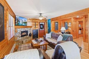 sala de estar con sofás y chimenea en Big Bear Escape, en Beech Mountain