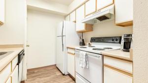 y cocina con fogones y nevera. en Landing Modern Apartment with Amazing Amenities (ID6628X19), en Albuquerque