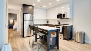 Dapur atau dapur kecil di Landing Modern Apartment with Amazing Amenities (ID7709X66)