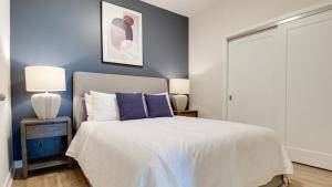 Een bed of bedden in een kamer bij Landing Modern Apartment with Amazing Amenities (ID7709X66)