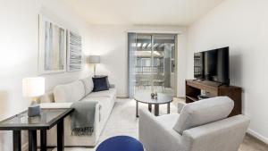 - un salon avec un canapé et une télévision dans l'établissement Landing Modern Apartment with Amazing Amenities (ID7594X27), à San Diego