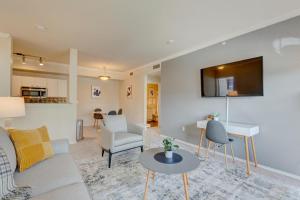 uma sala de estar com um sofá e uma mesa em Landing Modern Apartment with Amazing Amenities (ID2657X93) em Grapevine