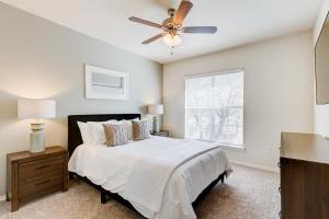 um quarto com uma cama e uma ventoinha de tecto em Landing Modern Apartment with Amazing Amenities (ID2657X93) em Grapevine