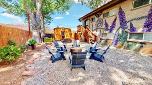 un groupe de chaises bleues assises dans une cour dans l'établissement Downtown Cozy Home Base - Purple Sage 7, à Moab