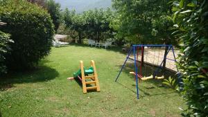 dos juegos de niños en un patio en La Badia, en Sant Feliu de Pallerols