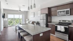 una cucina con isola di cucina e piano di lavoro di Landing Modern Apartment with Amazing Amenities (ID1254X737) a Cedar Park