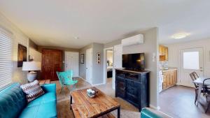 sala de estar con sofá azul y mesa en Downtown Cozy Home Base - Purple Sage 8 en Moab