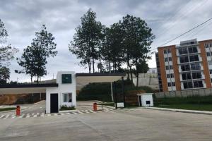 コバンにあるApartamentos de la Rosa -Departamento Nuevoの裏手の空き駐車場