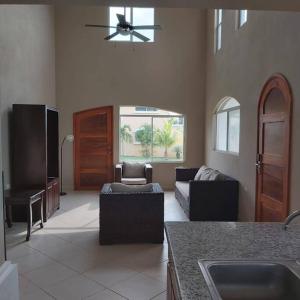 een woonkamer met een bank en een tafel bij Two Story Resort Home - Golf Course and Water View in San Diego