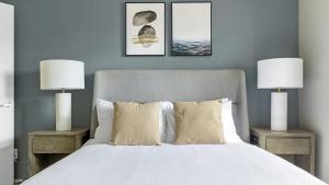 Un pat sau paturi într-o cameră la Landing Modern Apartment with Amazing Amenities (ID4127X27)