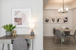 comedor con mesa y sillas en Landing Modern Apartment with Amazing Amenities (ID8769X86), en Chandler