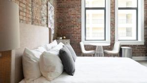 Tempat tidur dalam kamar di Landing Modern Apartment with Amazing Amenities (ID5790X44)