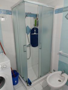 een badkamer met een douche, een toilet en een wastafel bij VILLA LILLI in Ferrara