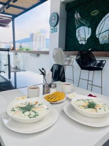 une table avec deux assiettes de nourriture dans l'établissement Hotel Terraza, à Floridablanca