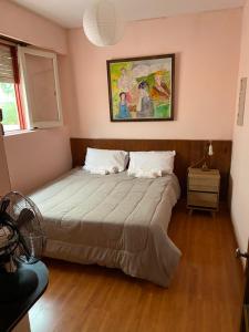 La casona de Palermo Hostel Boutique في بوينس آيرس: غرفة نوم بسرير كبير في غرفة