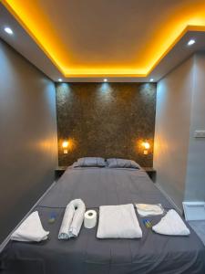 een slaapkamer met een bed met 2 handdoeken en 2 rollen bij La pella suit in Istanbul