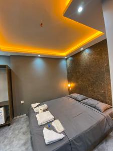 um quarto com uma cama grande e toalhas em La pella suit em Istambul