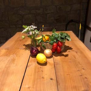einen Holztisch mit Obst und Gemüse darauf in der Unterkunft Atelier.Germana in CastellʼUmberto Vecchio