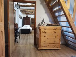 een hal met een trap en een dressoir in een kamer bij Holiday house Zoki in Kutina