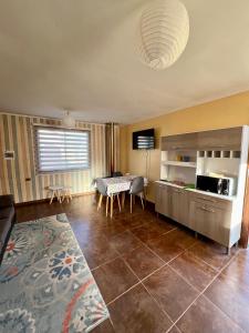 a living room with a kitchen and a dining room at Cabañas Ruta Lacustre in Licán Ray