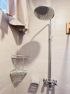 y baño con ducha con cabezal de ducha. en Urban Haven -Entire Apartment, en Iringa