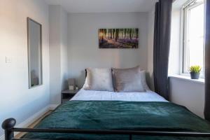 Cama ou camas em um quarto em Big discount - long stays, central location