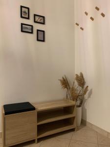 Habitación con armario de madera y cuadros en la pared. en Kite Village Solaris en Birgi Vecchi