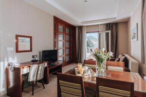 a living room with a dining table and a living room at Apartments Del Mar in Petrovac na Moru