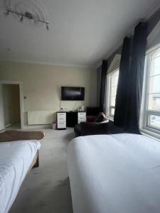 ein Wohnzimmer mit 2 Betten und einem TV in der Unterkunft Valencia in Blackpool