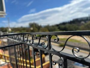 una valla negra con vistas a la calle en Hostal La Campiña, en Ronda