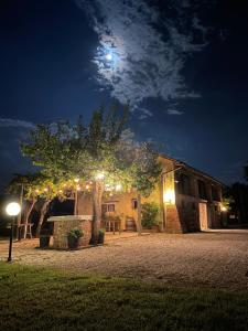 Una casa de noche con la luna en el cielo en Locanda al Convento en Favaro Veneto