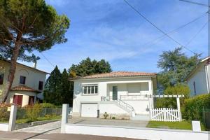 ein kleines weißes Haus mit einem weißen Zaun in der Unterkunft Charmant T2 avec terrasse jardin et parking privé, à 2 minutes du centre ville ! in Villeneuve-sur-Lot
