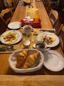 una mesa con platos de comida y pan. en La Cachette du Comte en Montfort-sur-Argens
