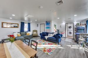 una sala de estar con sofás azules y una mesa. en Pennsylvania Guest House Getaway 6 Mi to Hershey, en Palmyra