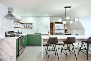 Η κουζίνα ή μικρή κουζίνα στο Château Deluxe // Vieux-Québec, Énorme Maison