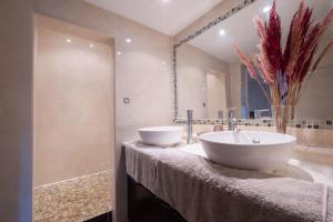 een badkamer met 2 wastafels en een grote spiegel bij Bellevue sur Sèvres in Sèvres