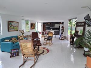 salon z niebieską kanapą i krzesłami w obiekcie Finca La Primavera w mieście Manizales
