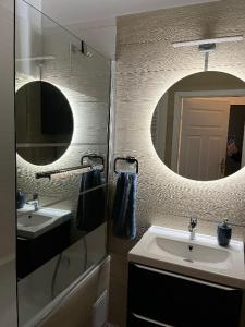 a bathroom with a sink and a mirror at Apartament na Tatarskiej z widokiem in Przemyśl