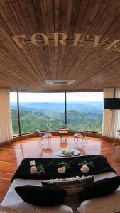 een woonkamer met een groot uitzicht op de bergen bij Atardeceres del Cafe in Manizales