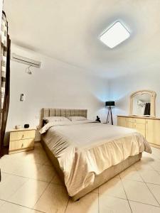 1 dormitorio con 1 cama grande en una habitación en Chrigrey Holiday Apartments & Durres Beach, en Durrës