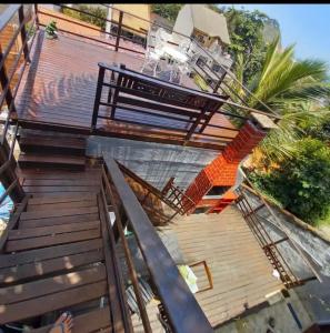 una vista aérea de una terraza de madera con sillas. en Apartamento aconchegante com deck, en Río de Janeiro