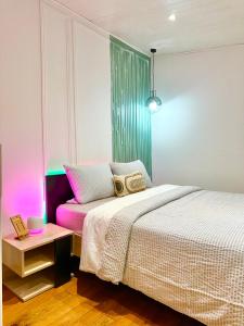 ein Schlafzimmer mit einem Bett und einem Beistelltisch mit einer Lampe in der Unterkunft Charmant Appartement Duplex au calme in Évreux