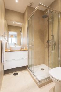 y baño con ducha y lavamanos. en Spacious Modern Flat w/ Balcony, en Oporto