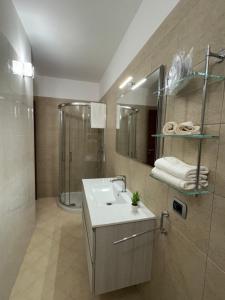W łazience znajduje się umywalka i prysznic. w obiekcie Maison Dante w mieście Benewent