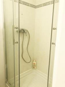 eine Dusche mit Glastür im Bad in der Unterkunft La suite Prestige de Saint Cyr in Saint-Cyr-lʼÉcole